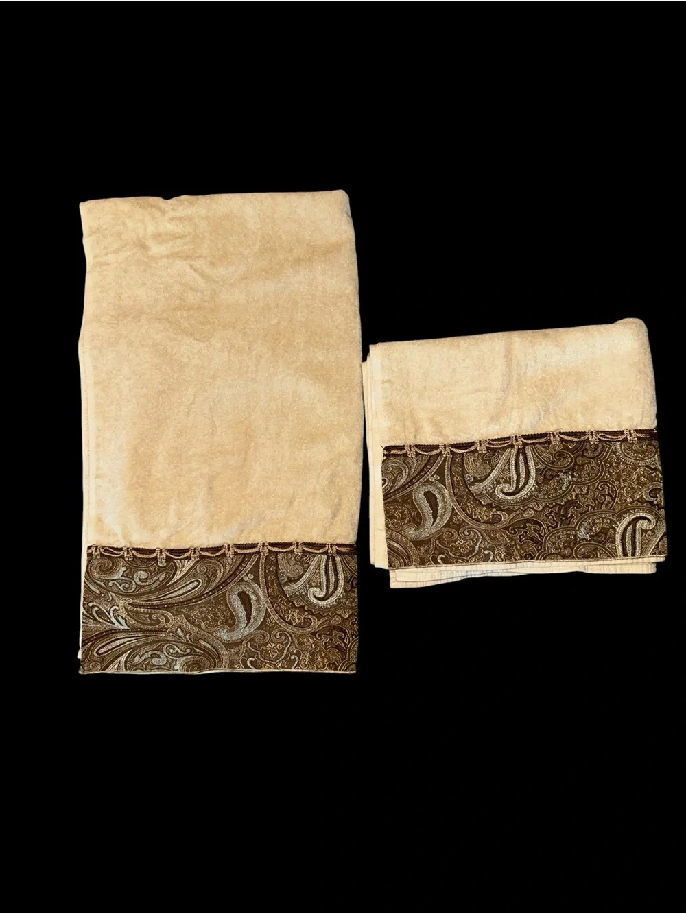 Avanti Cream Bath Towel Set of 2 with Jacquard Blue Brown Gold Paisley Border